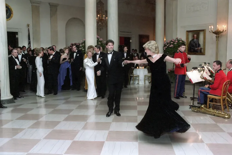 El día que el príncipe Carlos se enfureció por el baile de Lady Di con Travolta en la Casa Blanca y otras anécdotas de un siglo de visitas de los Windsor a EEUU
