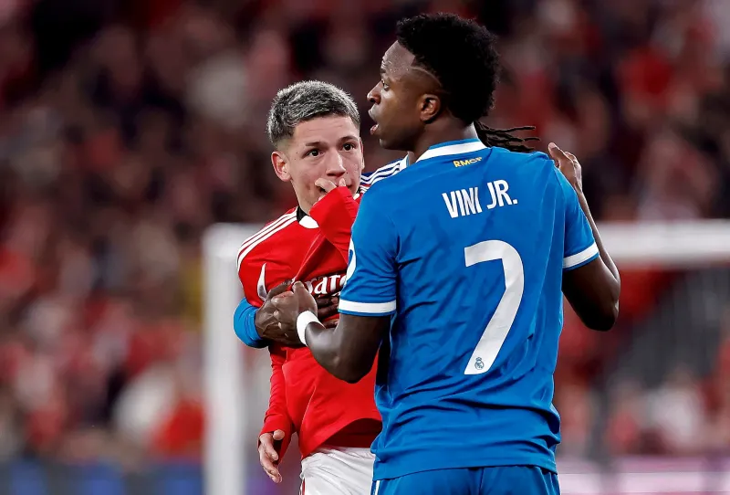 La IFAB aprueba sancionar con tarjeta roja a los jugadores que se tapen la boca cuando se encaren con un rival