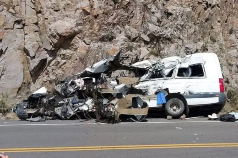 Al menos siete fallecidos en choque frontal de tráiler y minivan en vía Juliaca -Arequipa