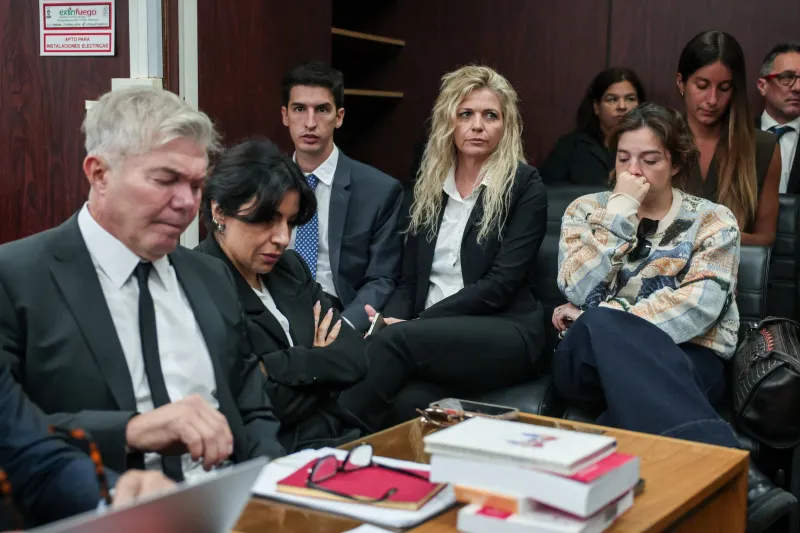 El abogado y dos hermanas de Maradona van a juicio por “lucro indebido” de sus marcas