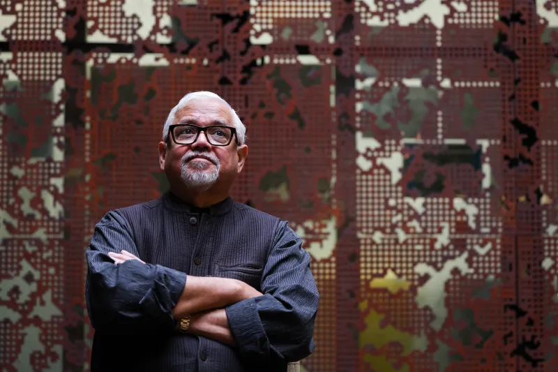 Amitav Ghosh, escritor: “En EE UU se ha expandido mucho la industria de los refugios para el fin del mundo”