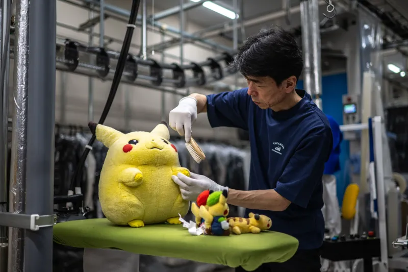 Pikachus desgastados, ositos cansados o animales de felpa sucios, los clientes vip de la última moda en Japón, los spas para peluches