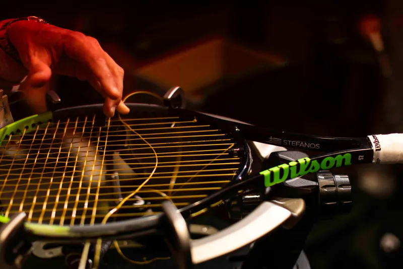 Así trabajan las manos de los encordadores en el Masters de Madrid: entre la artesanía y la ingeniería, invisibles pero imprescindibles