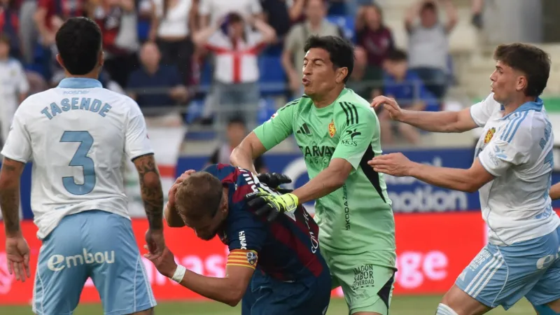 El portero del Zaragoza Esteban Andrada, castigado con 13 partidos de sanción por su puñetazo a Jorge Pulido