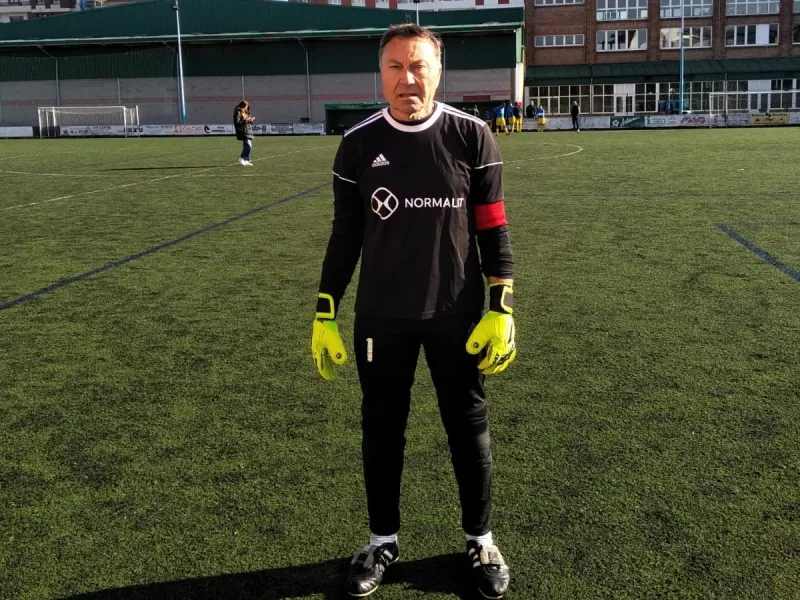 La fascinante historia de Ángel Mateos, el portero del Colunga, de la Tercera de Asturias, que vuelve a jugar a los 70 años