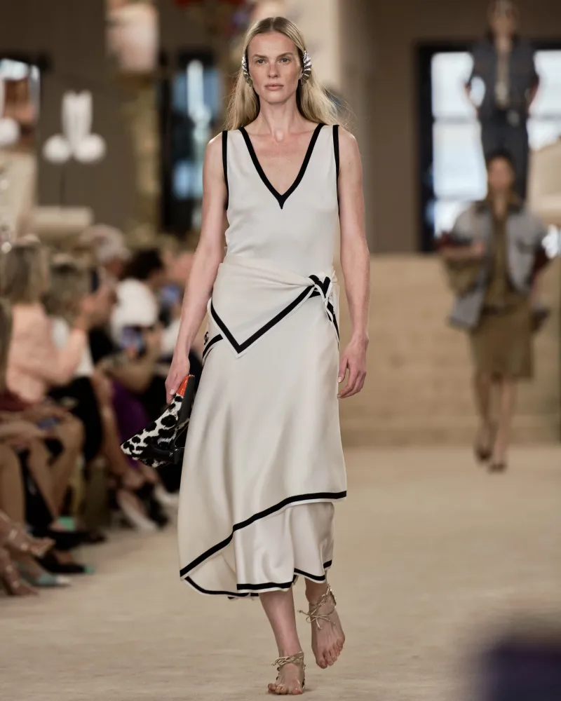 Así son los extrañísimos zapatos “solo talón” de Chanel: con ellos llegó el escándalo