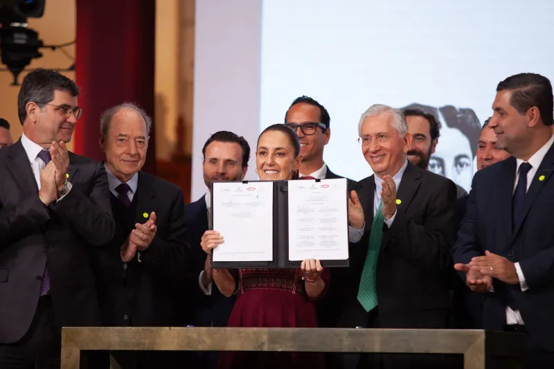 Sheinbaum firma con la industria siderúrgica un acuerdo para elevar las compras de acero mexicano