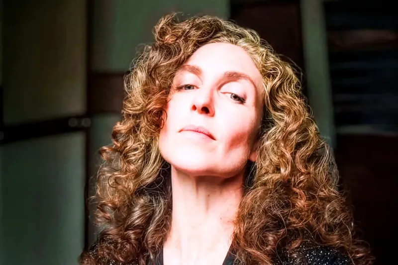 Alessandra Pinasco: “juego con lo que llamamos ficción”