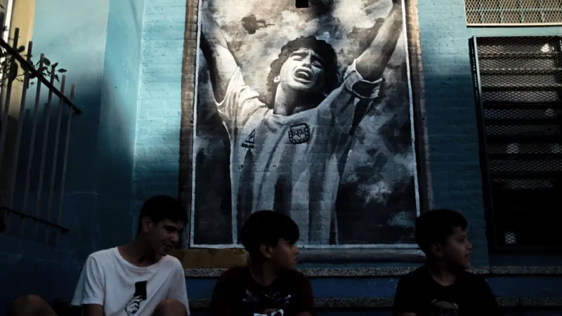 El primer médico que vio sin vida a Maradona declarará en el segundo juicio por la muerte del astro