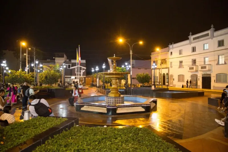 Chorrillos: plaza matriz de San Pedro vuelve a brillar con pileta y nueva iluminación
