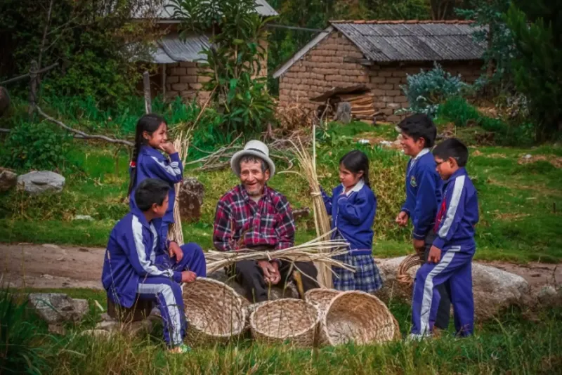 Pensión 65 impulsa espacios de transmisión del legado de adultos mayores en colegios