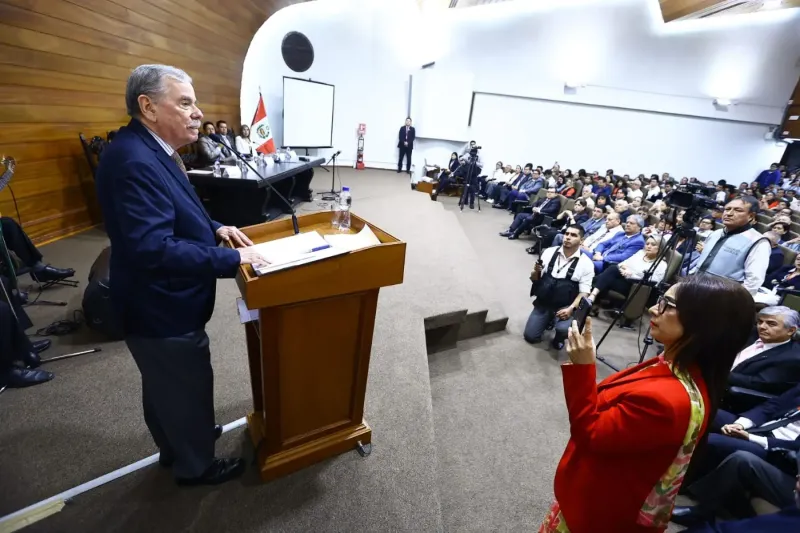 Rospigliosi reafirma compromiso con el fortalecimiento del servicio parlamentario