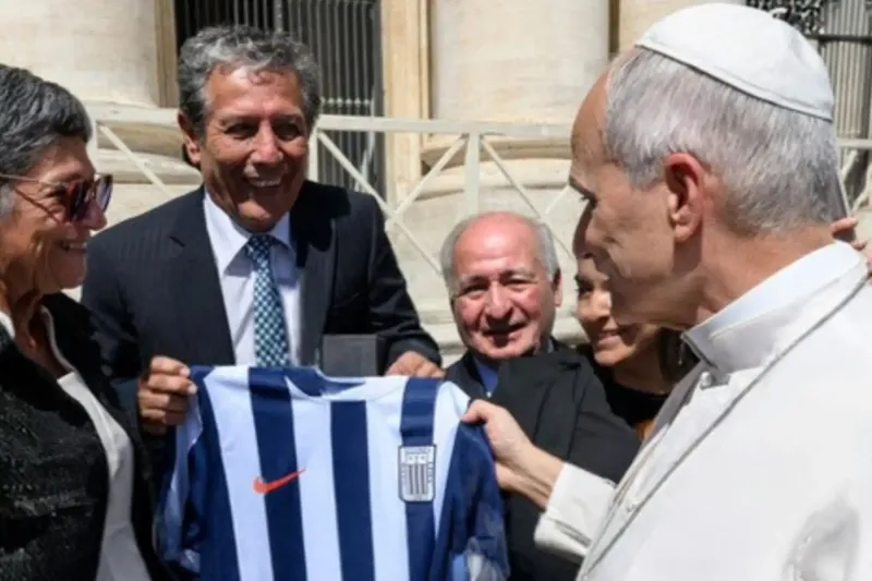 El papa y el poeta: León XIV recibió visita de César Cueto, leyenda de Alianza Lima