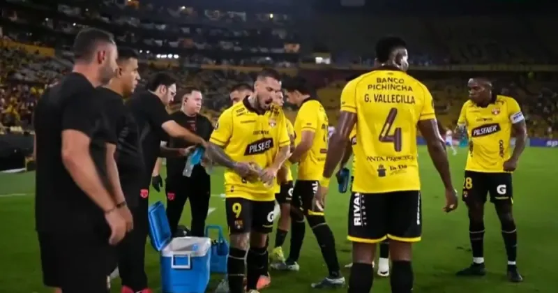 Darío Benedetto lanzó una lluvia de insultos a sus compañeros: U. Católica le ganó a Barcelona en Ecuador y apretó el grupo de Boca en la Libertadores