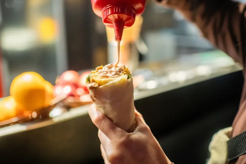 ¿Qué lleva la salsa blanca del kebab? Las claves de un clásico misterioso sin receta única