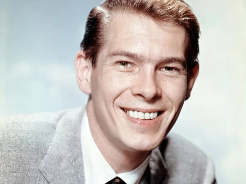 “Era sordo, gay y lloraba en todas sus canciones”: Johnnie Ray, aquel rockero brillante y olvidado que allanó el camino a Elvis