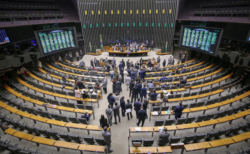 La oposición a Lula aprueba en el Congreso reducir la condena de Bolsonaro por golpista