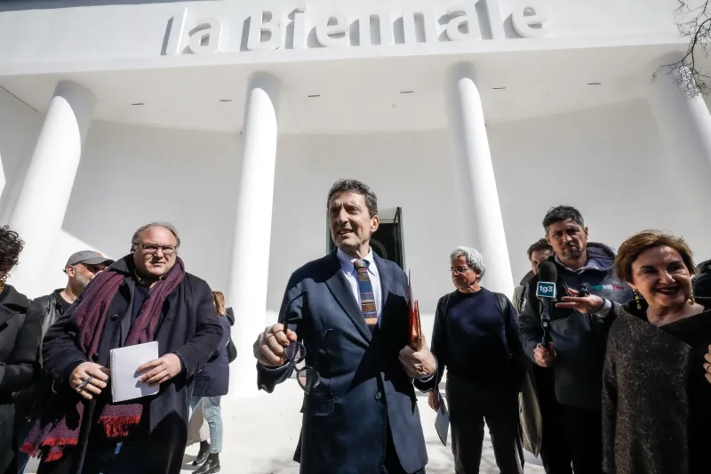 Terremoto en la Bienal de Venecia: el jurado dimite en bloque y los premios los decidirá el público