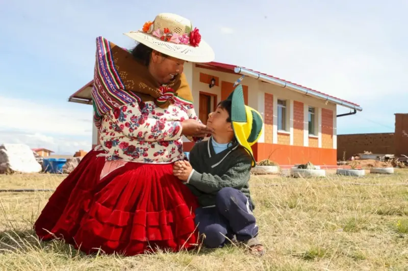 Puno: 26 familias reciben casitas rurales Wasiymi del MVCS en distrito de frío extremo