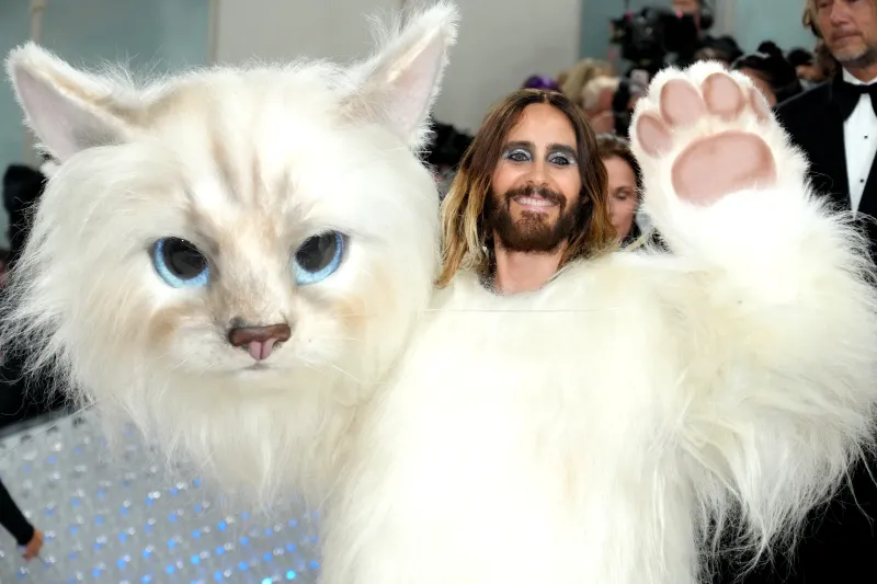 Hombres en chándal, en calzoncillos o con un disfraz de gato: los ‘looks’ masculinos más extremos de la gala MET