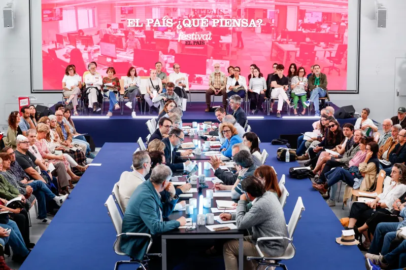50 años pensando el mundo: el comité editorial de EL PAÍS debate ante sus lectores sobre el rearme europeo, la inmigración y la IA