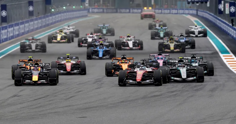 El caótico inicio del GP de Miami de Fórmula 1: la mala largada de Colapinto, el toque con Hamilton, el palo de Hadjar y el vuelco de Gasly