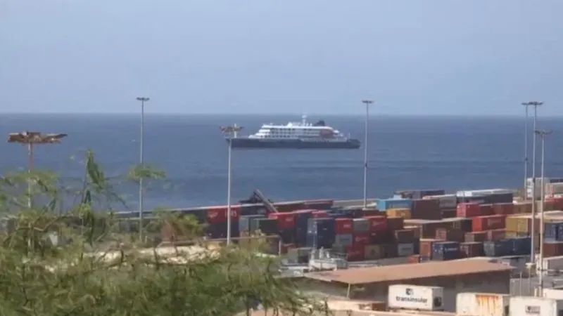 Crucero con brote de hantavirus, rechazado por Cabo Verde, busca desembarcar en las islas Canarias