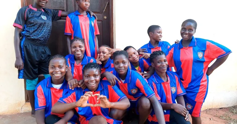 El Ciclón africano: un cura argentino fundó San Lorenzo de Mozambique para ayudar a chicos y chicas en medio de necesidades extremas