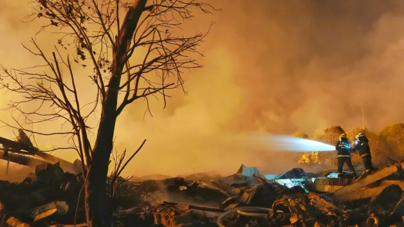 China: decenas de muertos tras una masiva explosión en una fábrica de fuegos artificiales