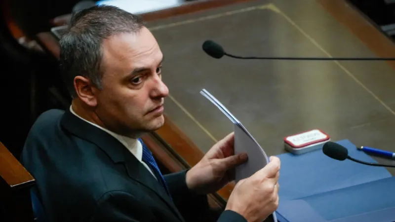 Pagos en efectivo, propiedades costosas y viajes al exterior: ABC de la investigación al jefe de gabinete de Milei