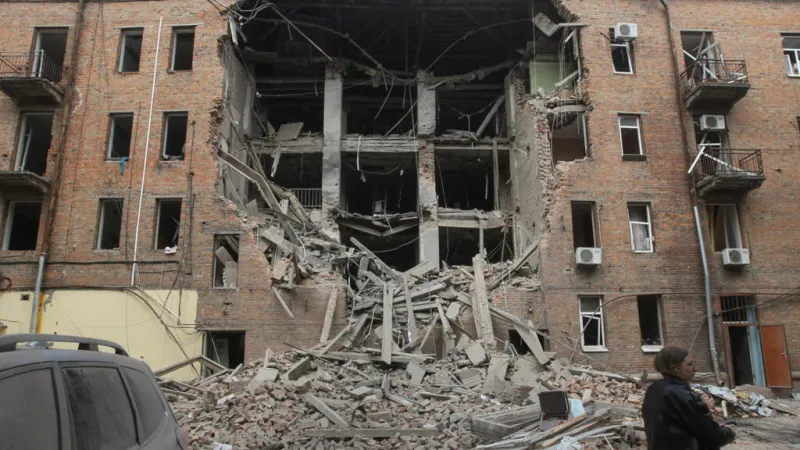 Ataque ruso deja tres muertos en Dnipró en medio de tensiones por un posible alto el fuego