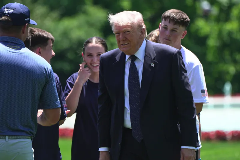 Trump se contradice de nuevo, deja en ridículo a sus ministros y anuncia una pausa en la operación de escolta de Ormuz tras sacar sólo tres petroleros atrapados