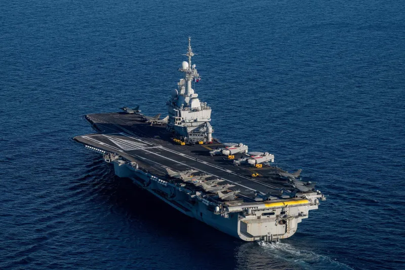 El portaviones francés Charles de Gaulle cruza el Canal de Suez y se acerca al Estrecho de Ormuz