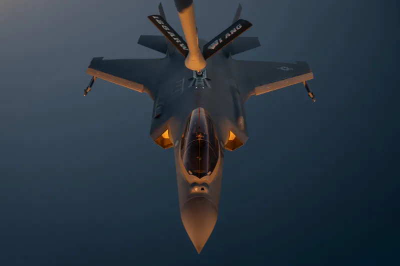 Un avión de EEUU dispara e inutiliza un petrolero que intentaba eludir el bloqueo de los puertos iraníes
