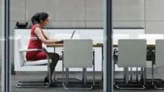 Los efectos para el cuerpo de pasar muchas horas sentado y cómo puedes combatirlos