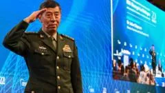 China condena a exministros de Defensa a la pena de muerte pero ordena suspenderla