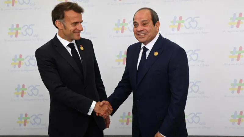 Emmanuel Macron inicia en Egipto su gira africana para reconstruir lazos con el continente