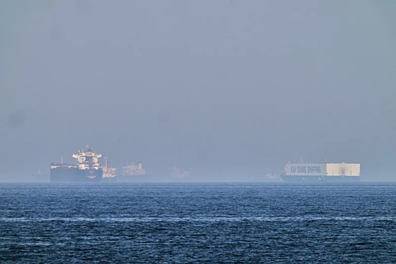 Militares británicos aseguran que un carguero se incendió tras ser atacado frente a la costa de Qatar