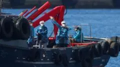 En imágenes: la evacuación de los pasajeros del crucero afectado por el hantavirus en España
