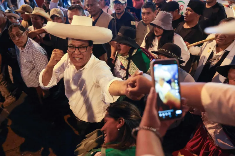 Perú al rojo vivo, con ventaja mínima para el izquierdista Sánchez un mes después de las elecciones