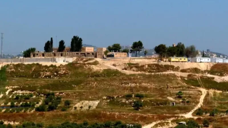 Colonos israelíes profanan un cementerio y fuerzan a palestinos a desenterrar a su familiar