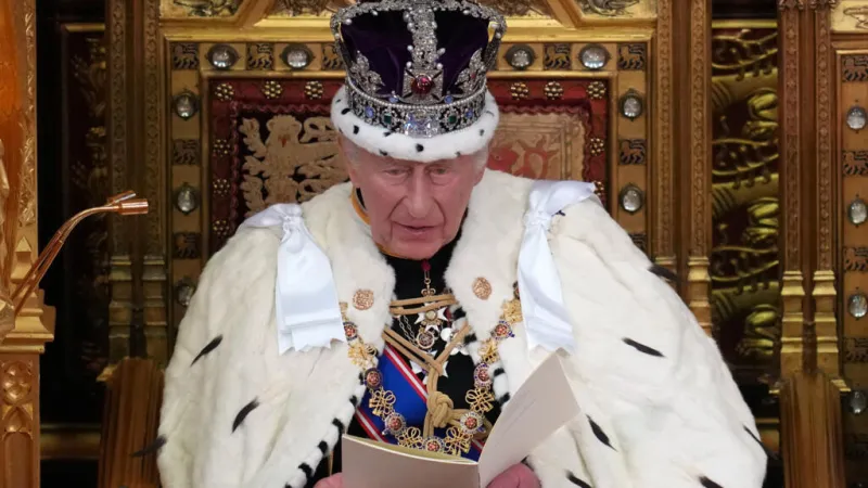Las medidas clave para Reino Unido en el discurso de Carlos III, mientras tambalea la continuidad de Starmer