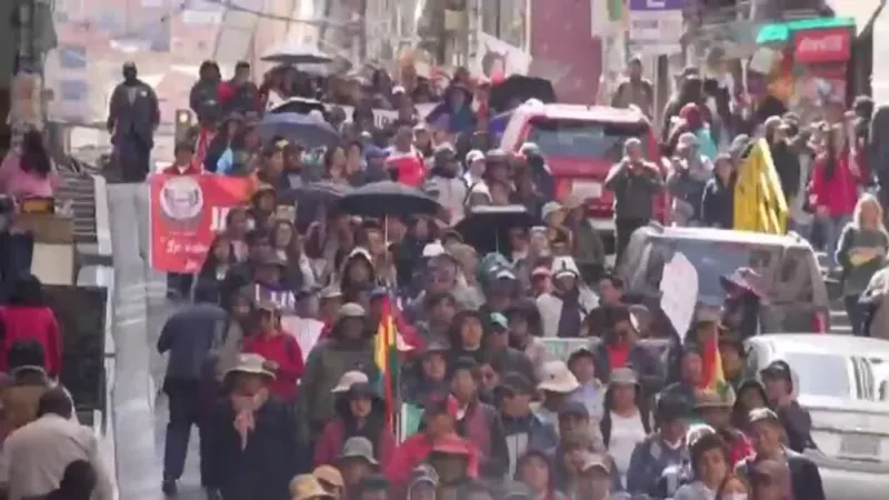 Rodrigo Paz busca el diálogo con manifestantes para levantar bloqueos en 50 vías de Bolivia