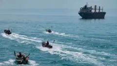 La "flota mosquito" de Irán: cómo enjambres de pequeñas lanchas  desafían a EE.UU. en el estrecho de Ormuz