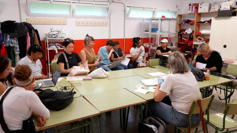 "Ayudarnos entre todos": la sociedad civil se moviliza en España por la regularización de migrantes