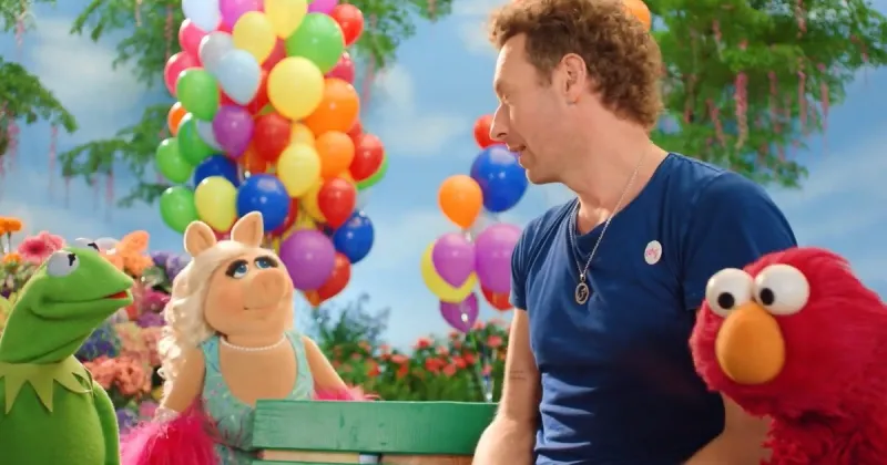 Video: Chris Martin y los Muppets anunciaron a las mega estrellas que participarán en el show de medio tiempo de la final del Mundial