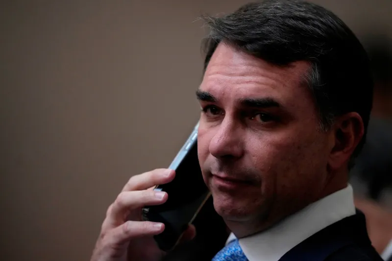 Tiembla la candidatura presidencial de Flávio Bolsonaro por pedir dinero a un banquero investigado por estafa
