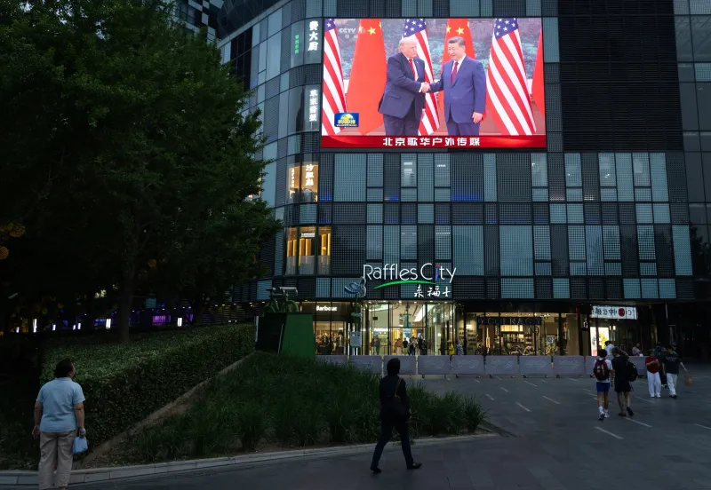 Detrás de la pompa imperial: la urraca de Trump, el show del presentador de Fox News pidiendo una salchicha a un robot y empujones entre el servicio secreto estadounidense y agentes chinos