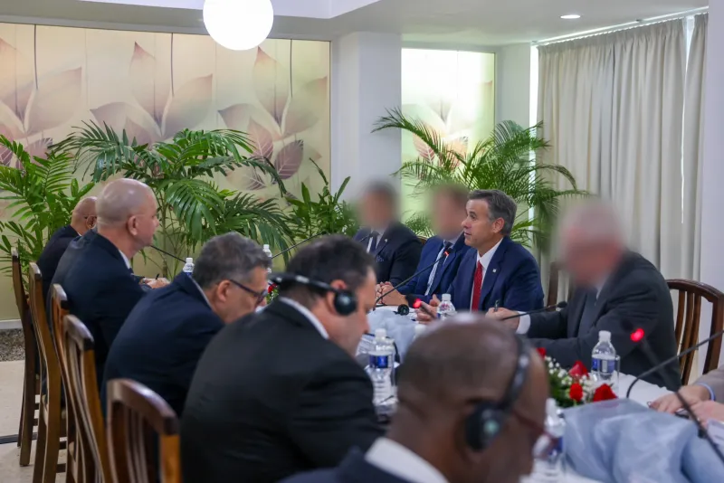 El director de la CIA se lo deja claro a los Castro: "Máxima presión" con vía de escape
