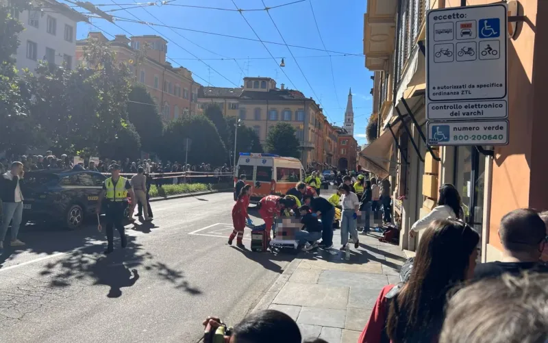 El conductor de un  coche atropella a una decena de peatones en pleno centro de Módena y apuñala a un transeúnte que intentaba detenerlo